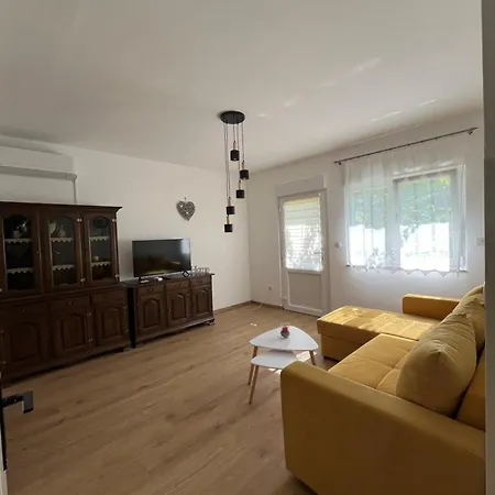Apartament Sara *